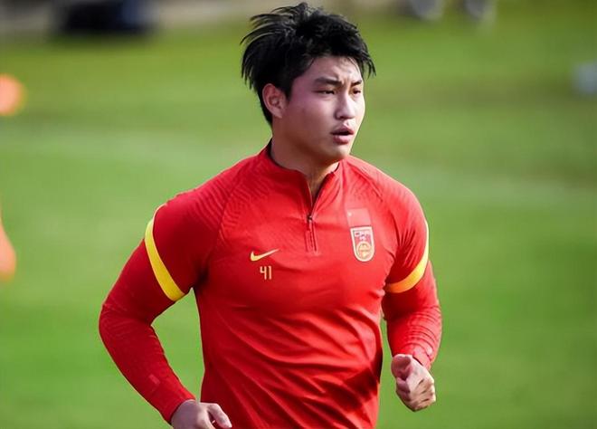 必威体育官方-泰国联赛踢不了，回到国内踢野球！国足未来中锋，26岁就要退役？(u23国足唯一中锋)