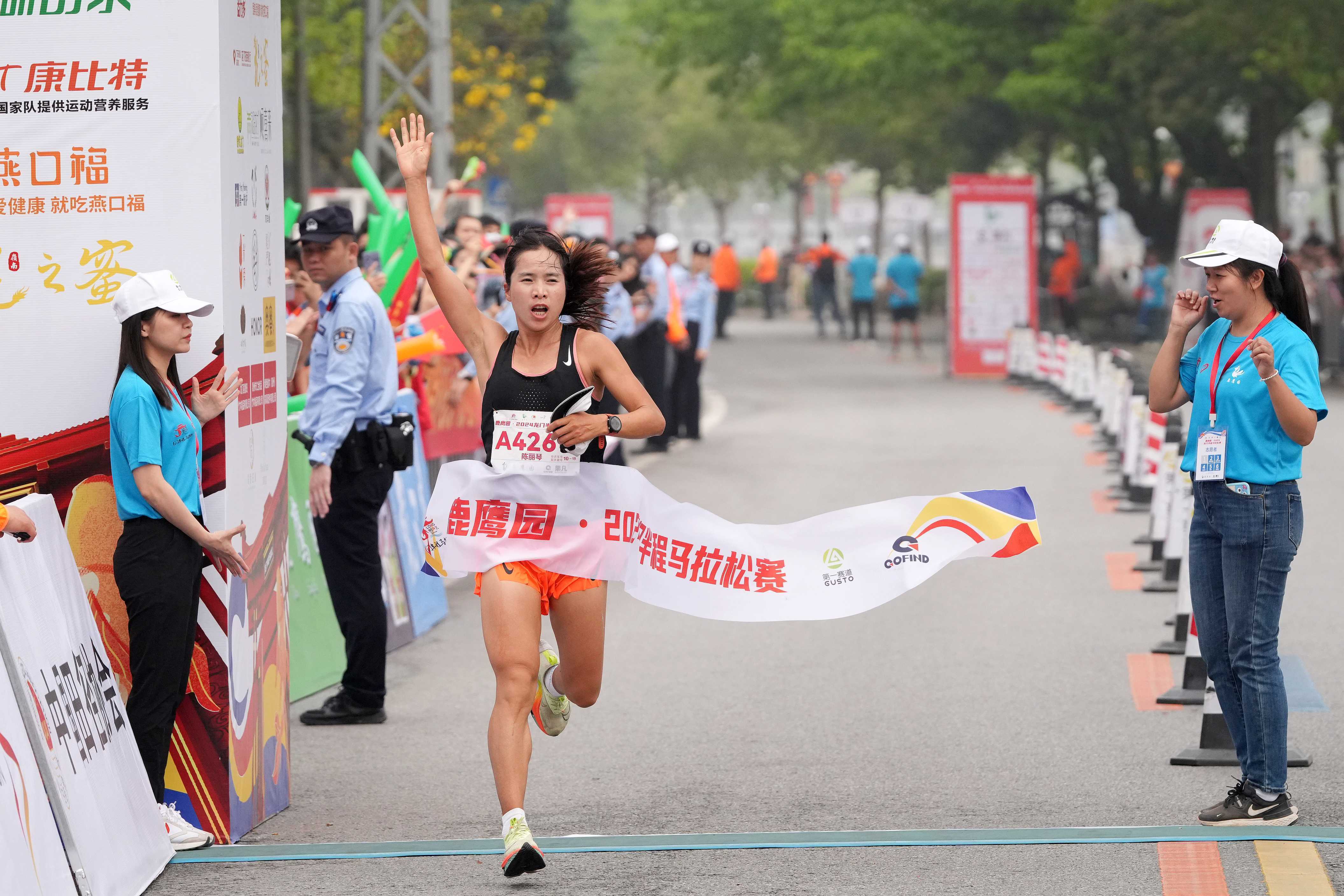 拉萨女足不怕困难!勇往直前赢取胜利(拉萨足球场)